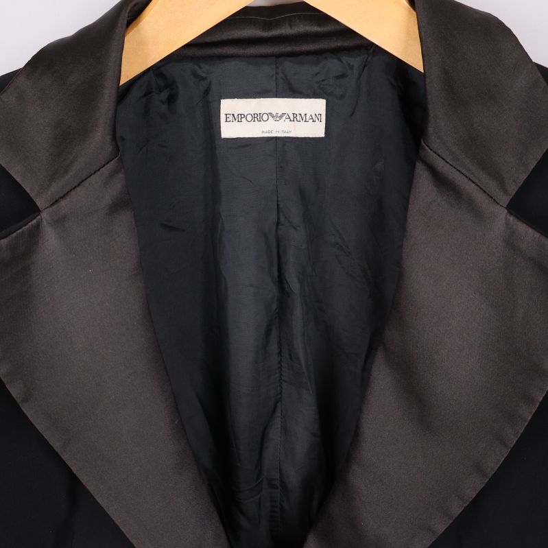 Närbild på Emporio Armani-märkning i svart kavaj