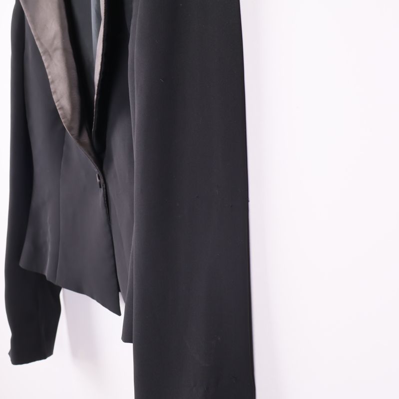 Svart kavajs ärm och krage i sned vinkel