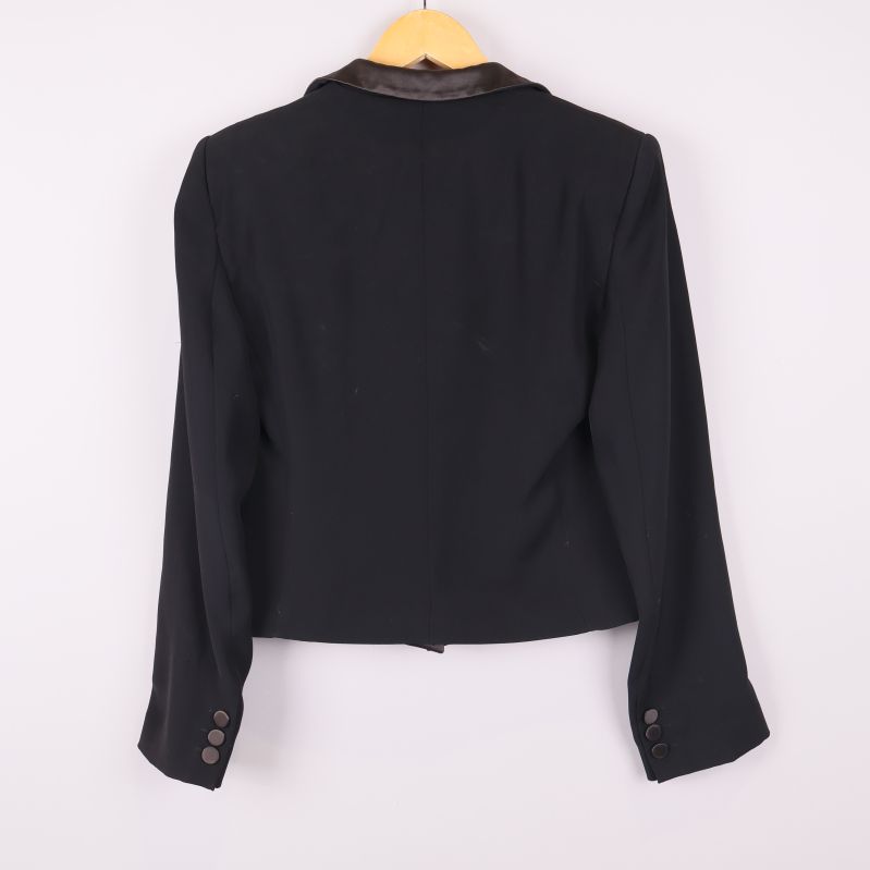 Baksida av svart kavaj med långa ärmar