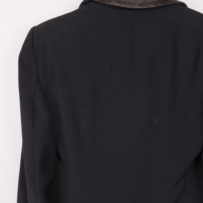 Närbild på ryggpartiet av svart kavaj