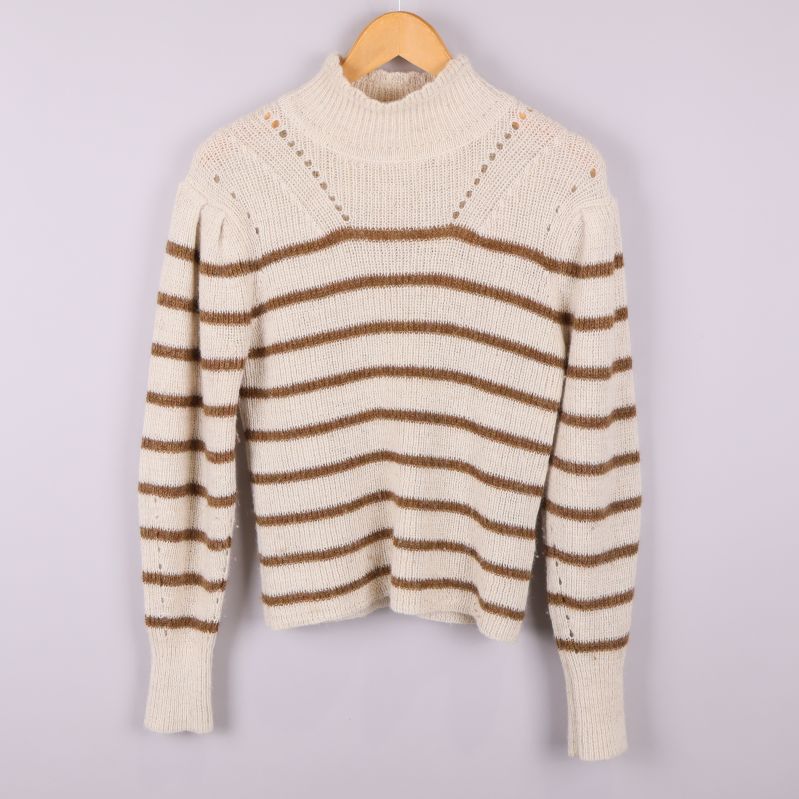 Stickad tröja med bruna ränder och hög hals framifrån