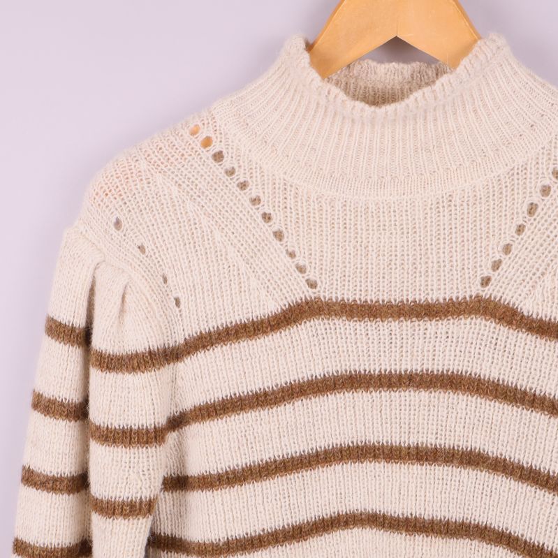 Detaljerad bild på tröjans axelparti och hals