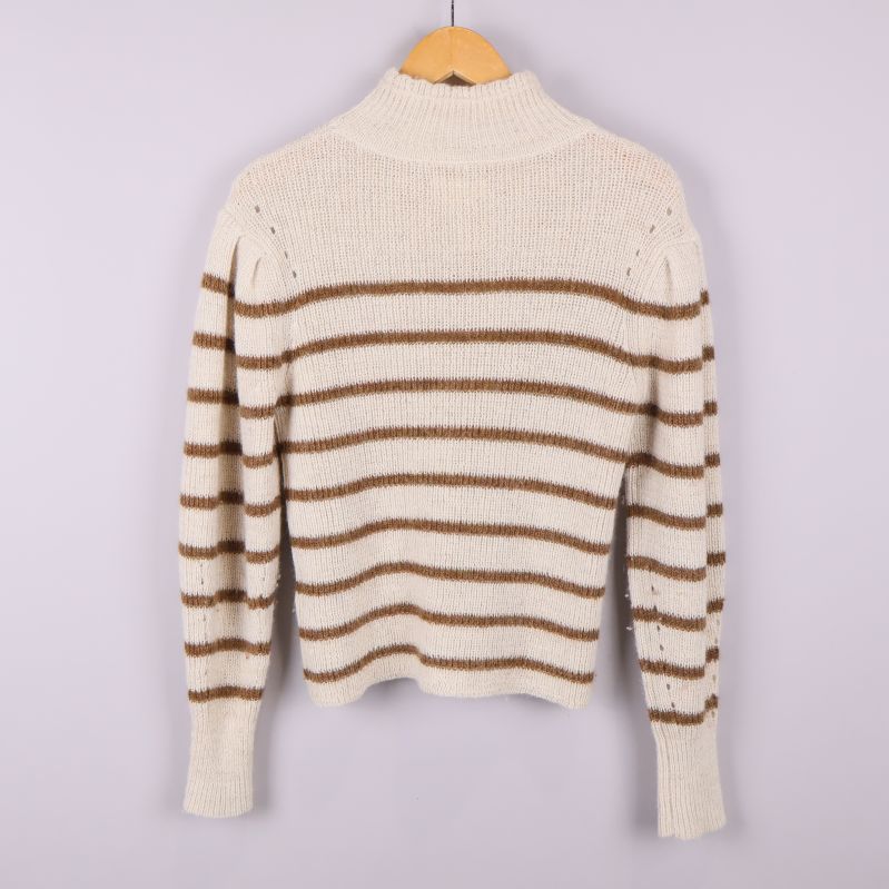 Stickad tröja med bruna ränder fotograferad bakifrån