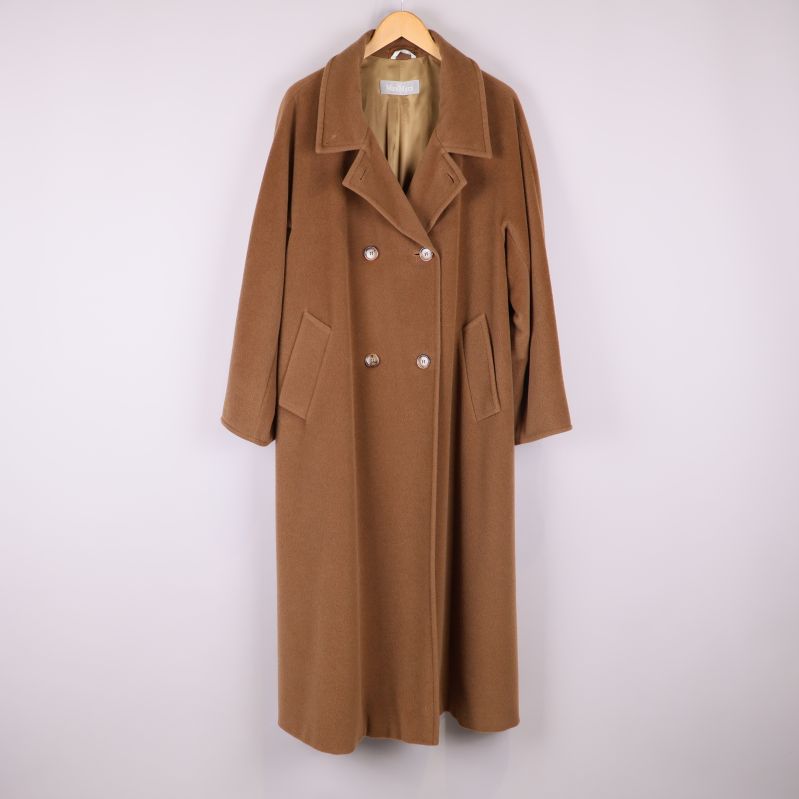 Lång brun kappa med dubbelknäppning och fickor fram