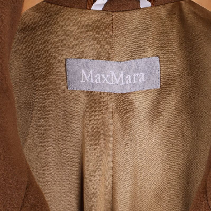 Max Mara-logotyp på insida av kappan 