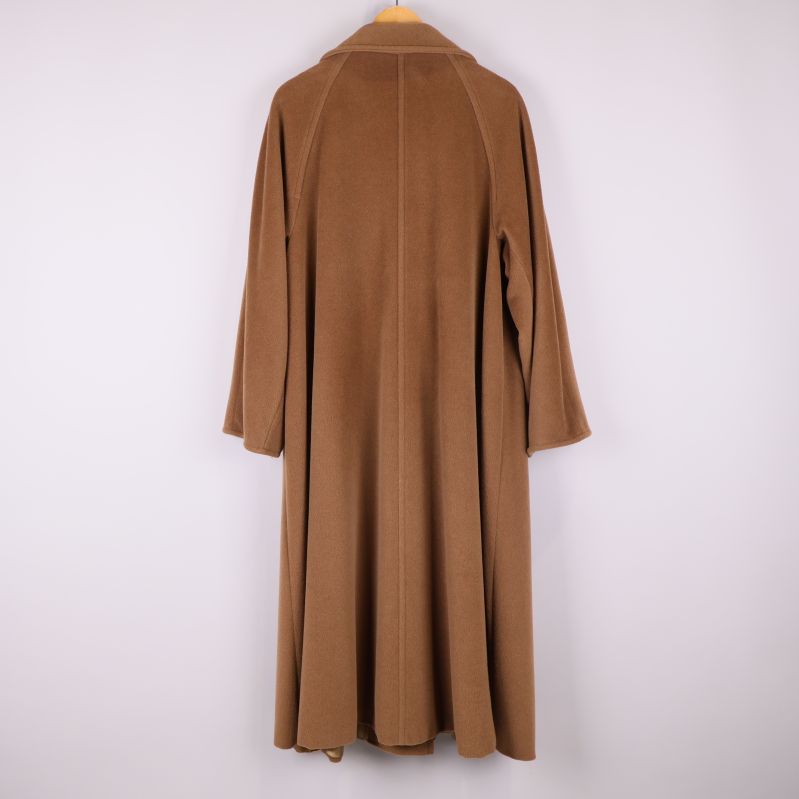 Baksidan av lång brun kappa 