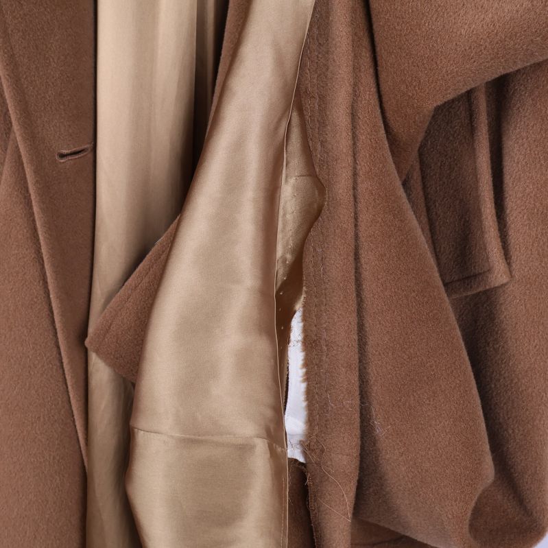 Sömmen har släppt lite vid fodret på insidan av kappam