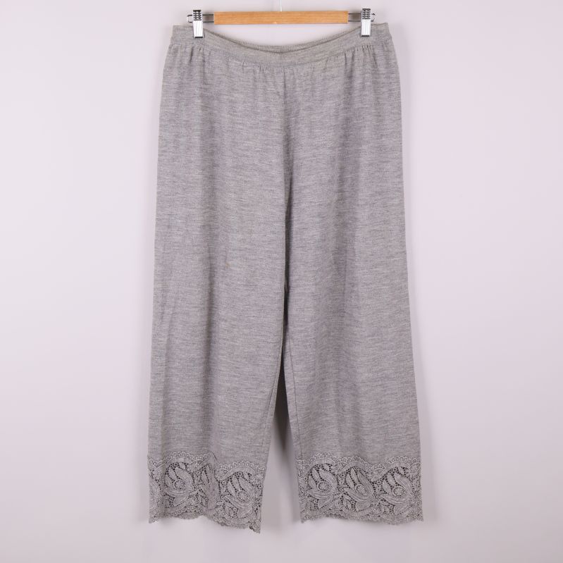 Byxa i grått stickat tyg med spets vid benslut