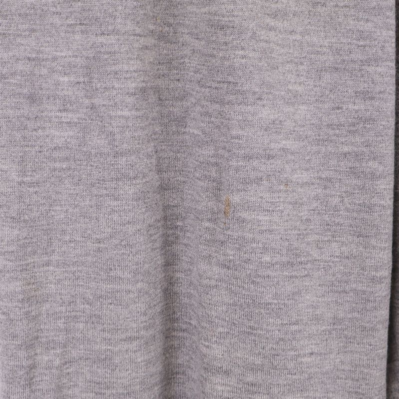 Närbild på svag fläck på byxans tyg