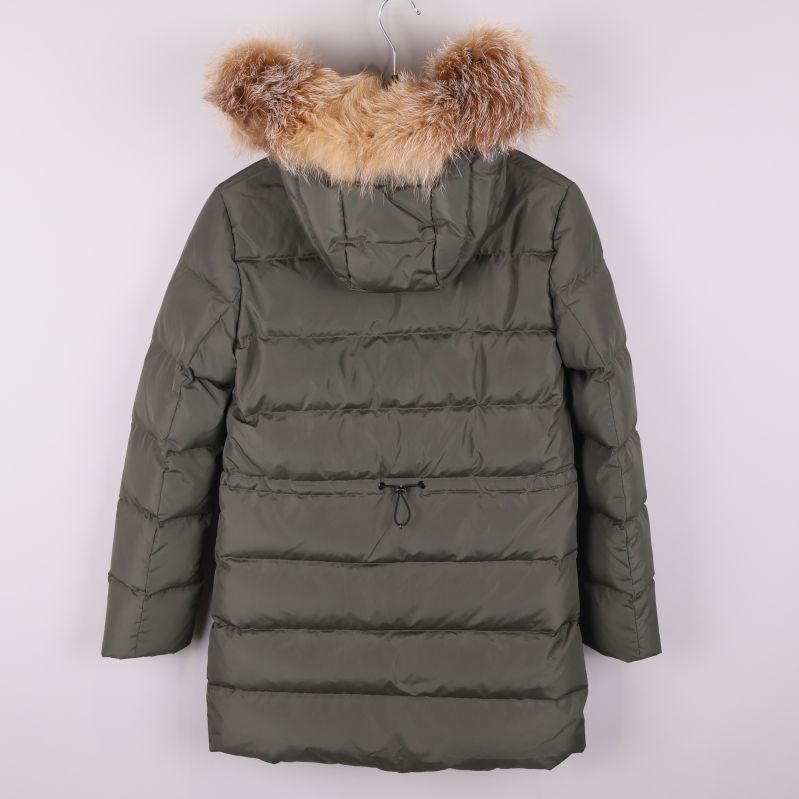 Olivgrön dunjacka med pälskant på huva bakifrån