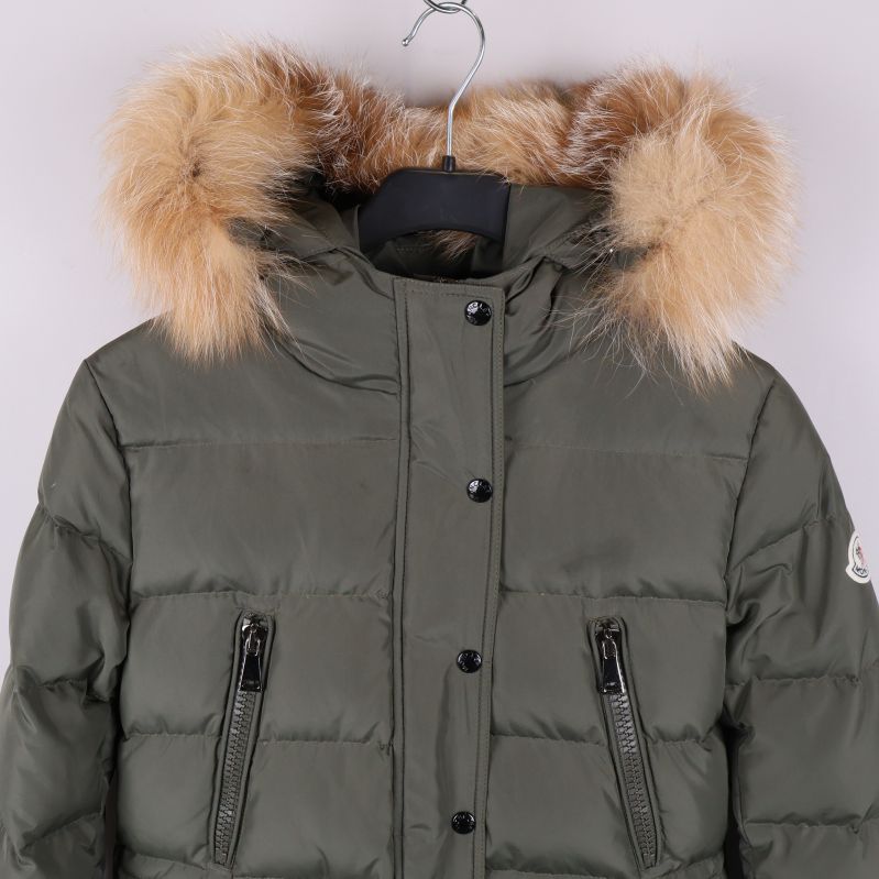 Närbild på jackans huva med ljus pälskant