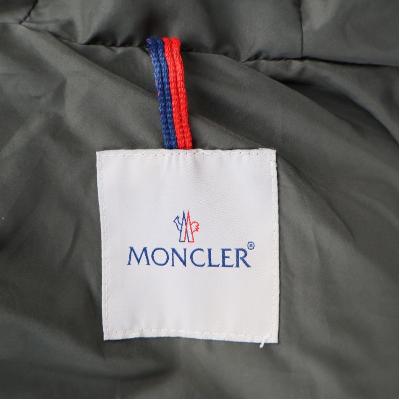 Moncler logotypetikett insydd i jackan