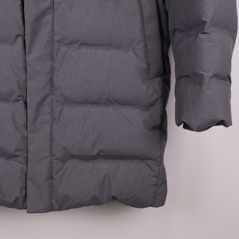 Närbild på jackans högra ärm och nederkant