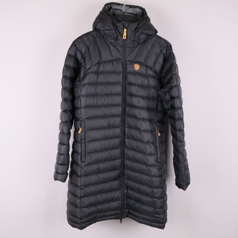 Lång svart dunjacka med huva framtill