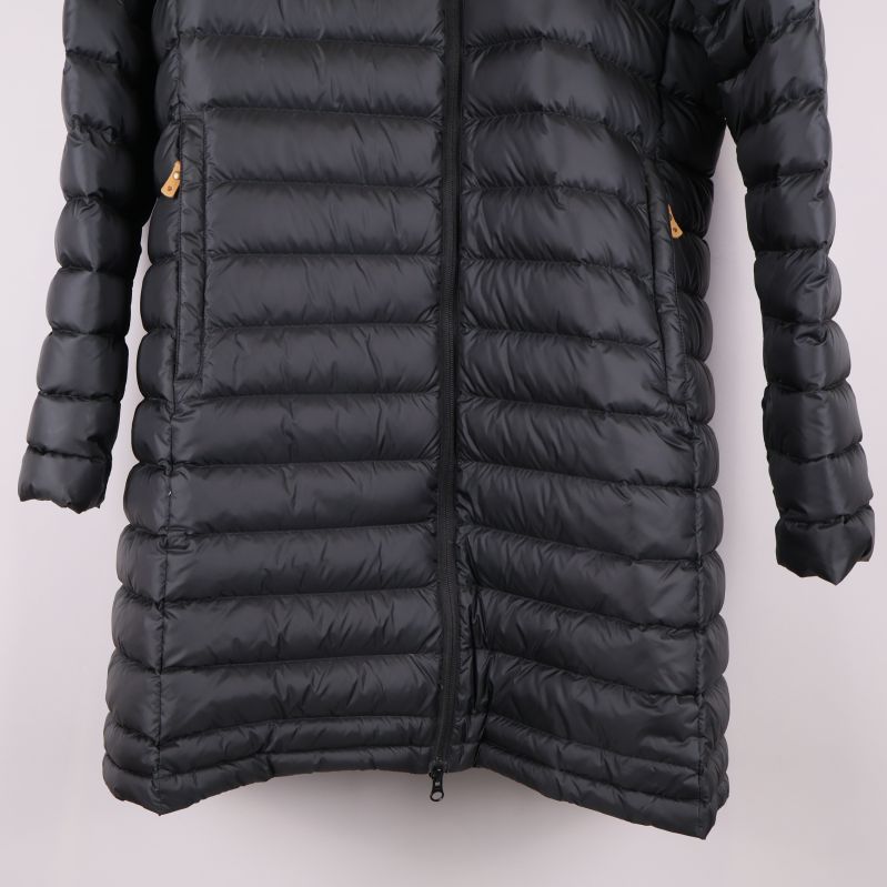 Närbild på jackans nedre del och dragkedja