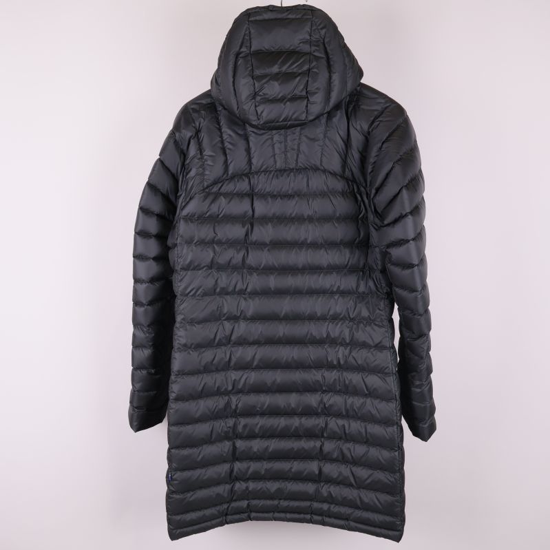 Baksidan av svart lång dunjacka med huva