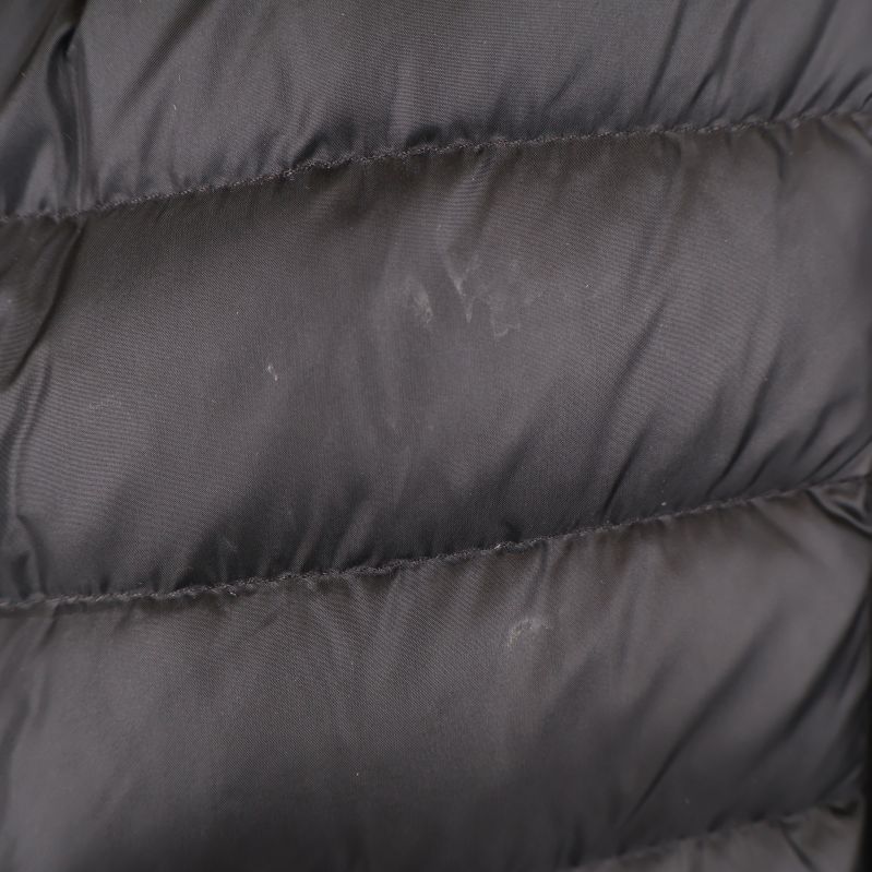 Små vita fläckar syns på jackans framsida