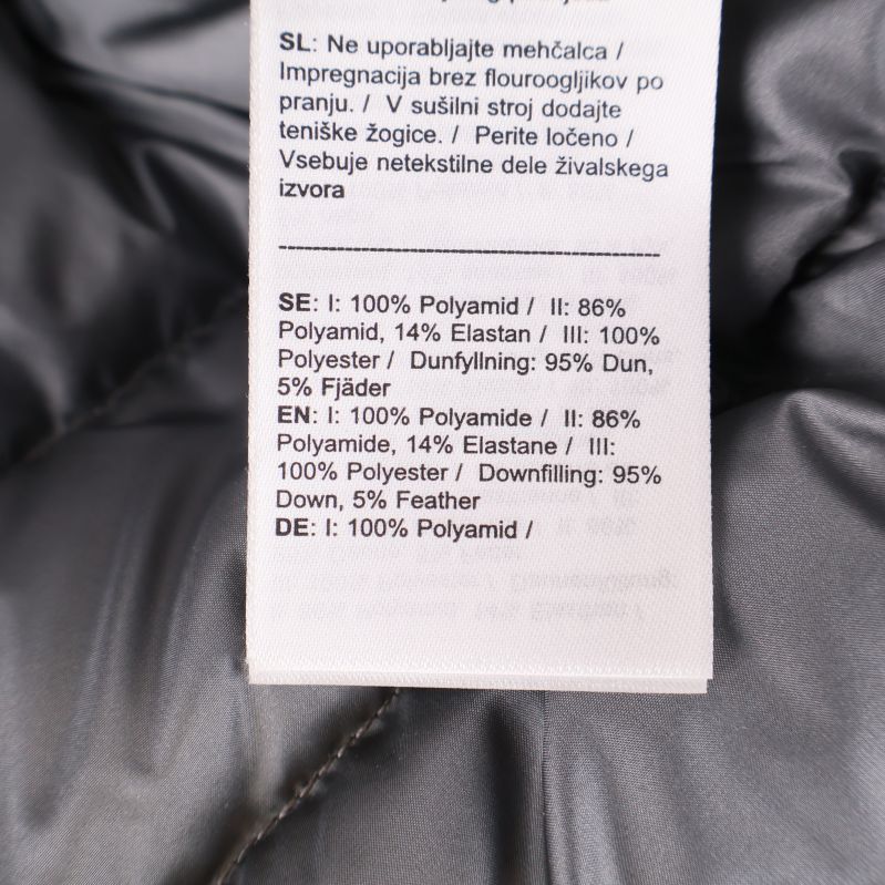 Materiallapp: 100% polyamid, fyllning 86% dun 14% fjäder