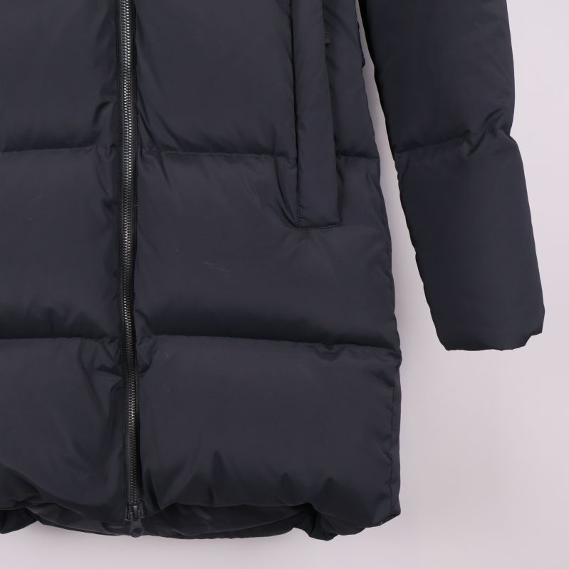 Närbild på mudden och dragkedjan nederst på jackan