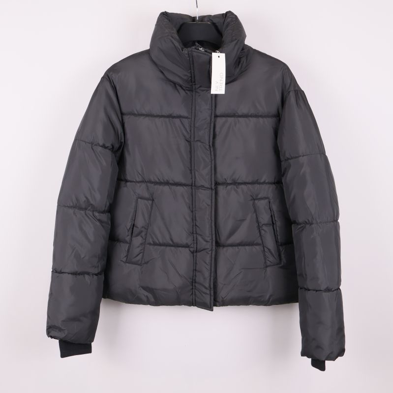 Svart vadderad pufferjacka framifrån 