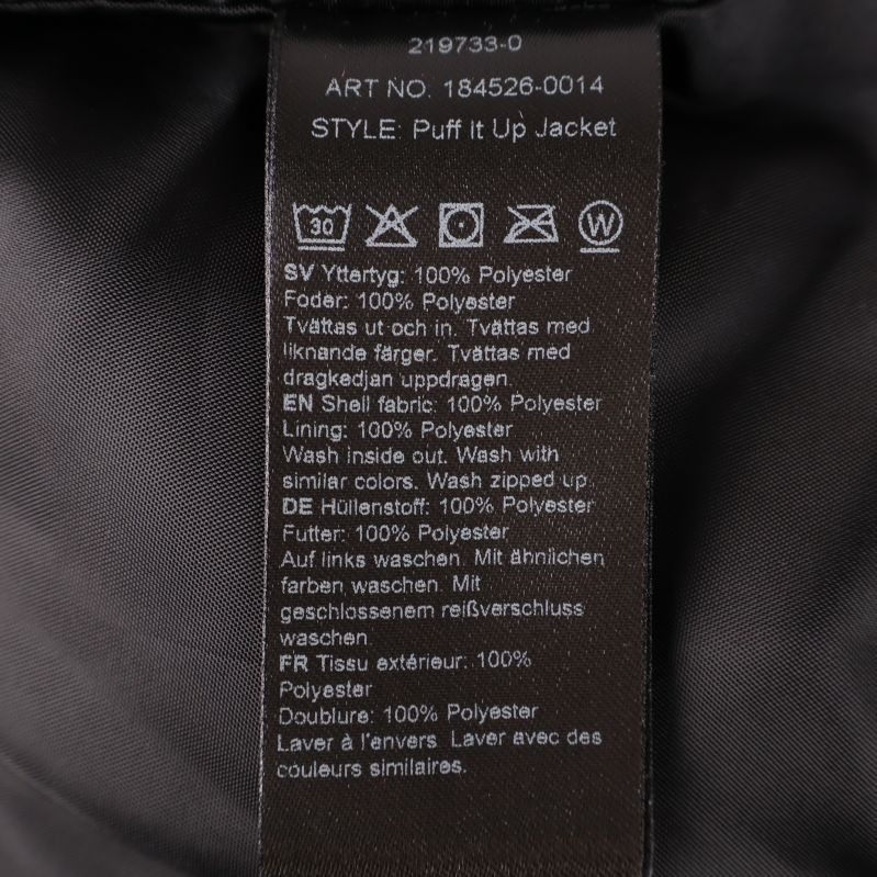 Material- och tvättetikett för svart jacka