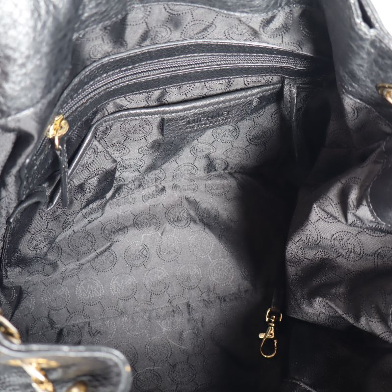 Mönstrat innerfoder med dragkedja och nyckelkrok inuti väska