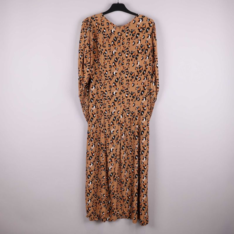 Leopardmönstrad klänning bakifrån