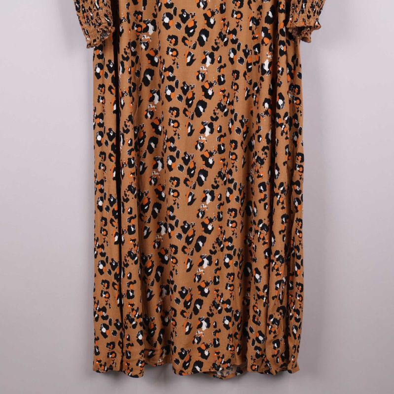 Klänningens mönstrade nederdel