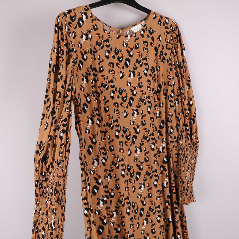 Sidovy av klänningen