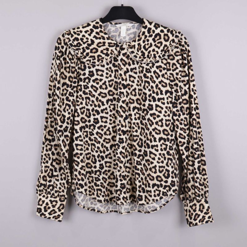 Blus i leopardmönster, framifrån