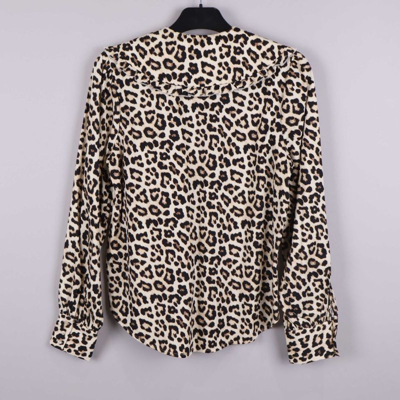 Leopardmönstrad blus bakifrån