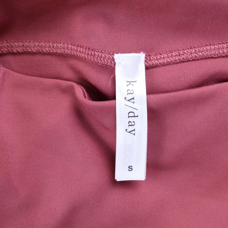 Kay/Day etikett i storlek S