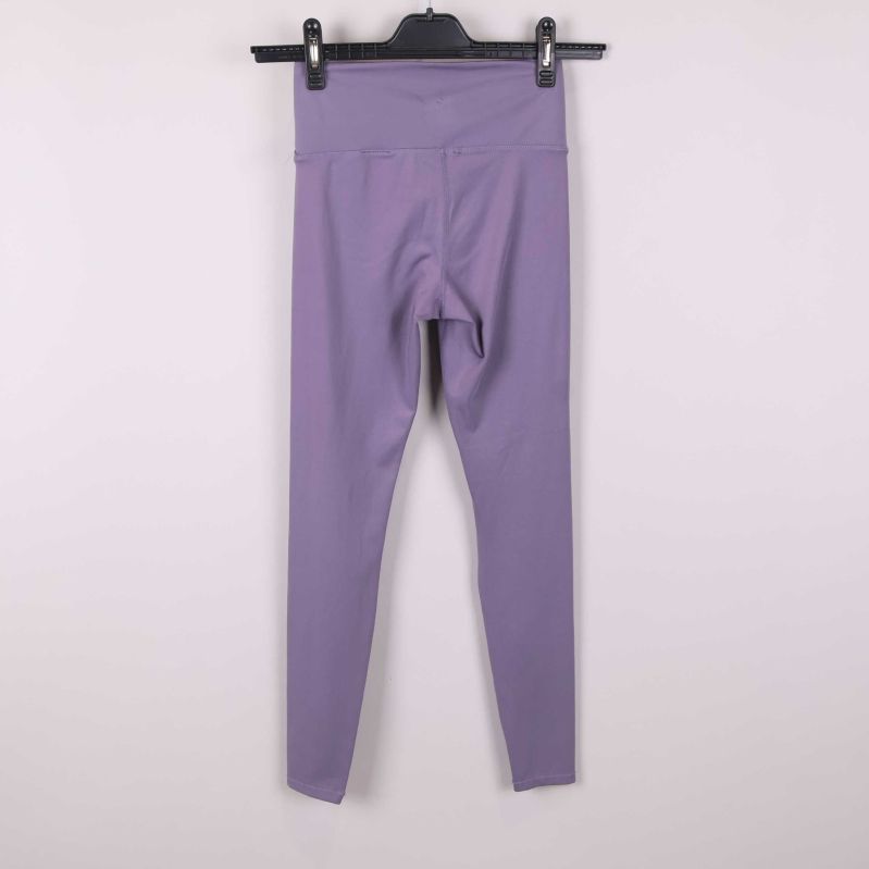 Lila leggings bakifrån