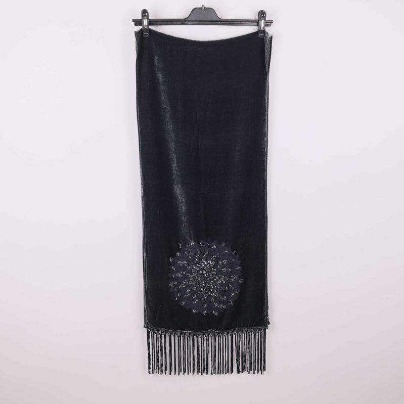 Scarfen visad bakifrån med brodyr och långa fransar