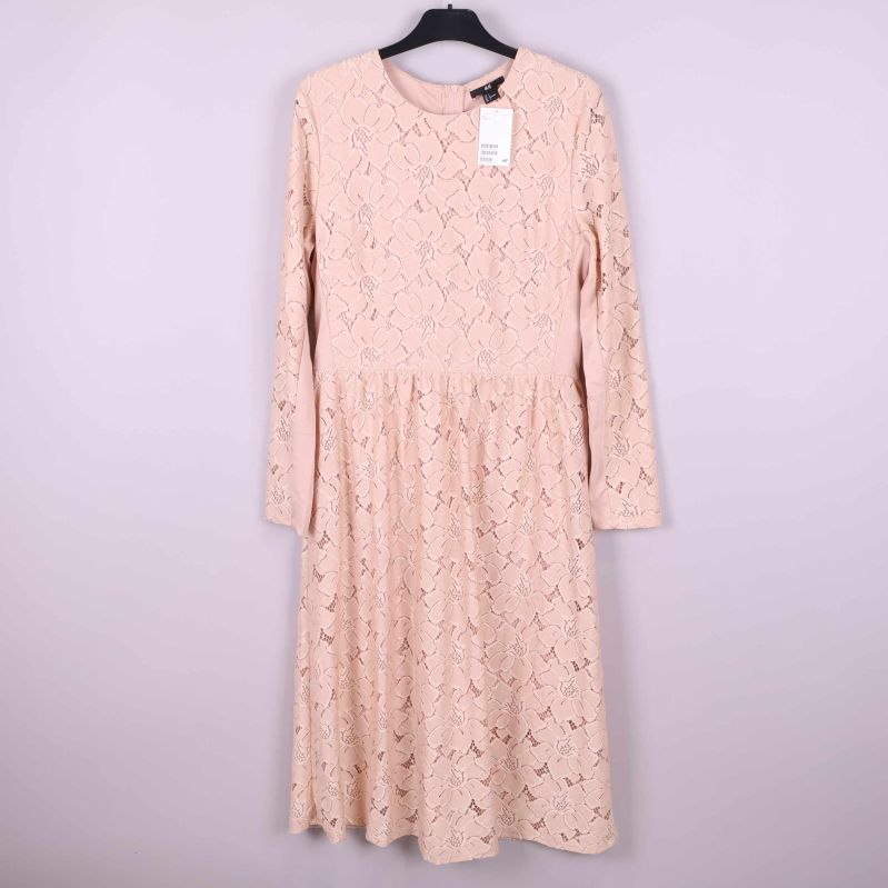 Ljusrosa spetsklänning framifrån