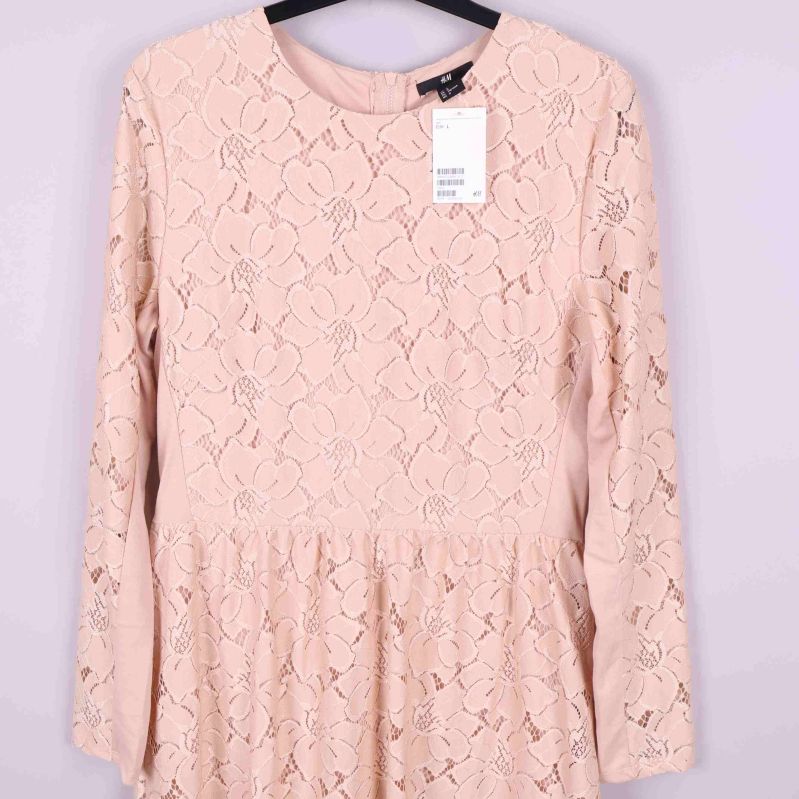 Blommig spetsdetalj framtill