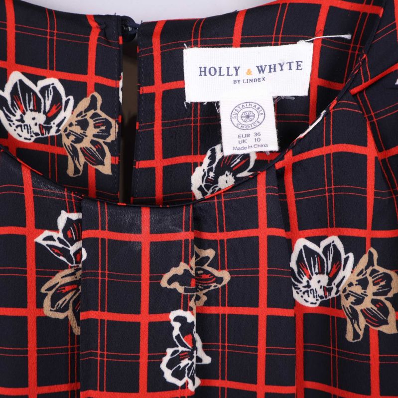 Närbild av Holly & Whyte-etikett i nacken