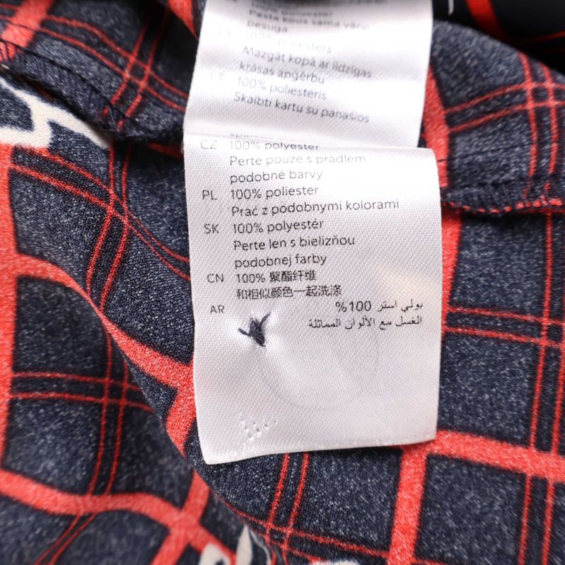 Materiallapp som visar 100% polyester