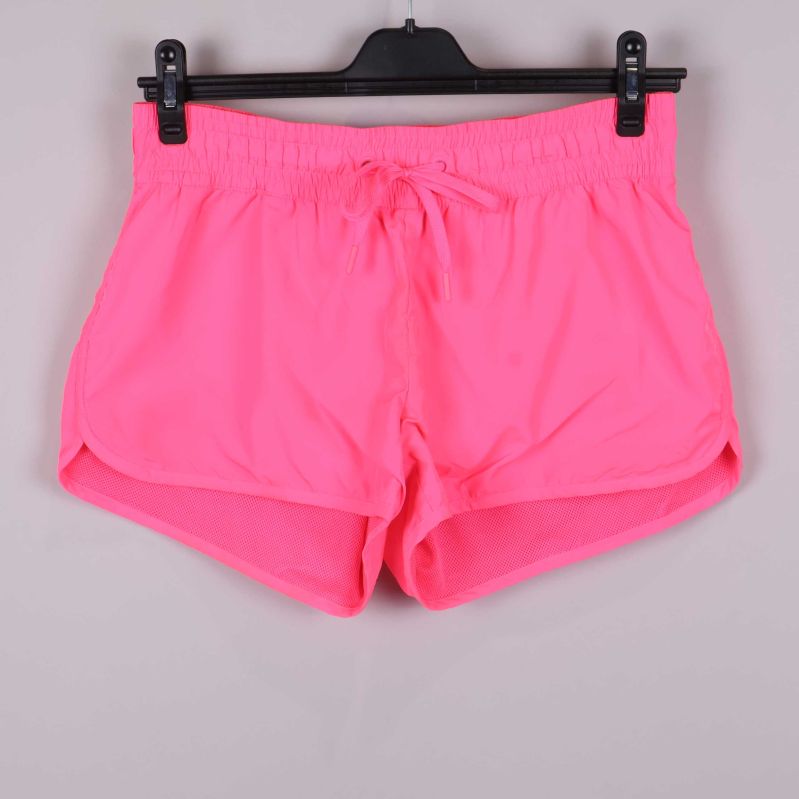 Framsidan av rosa sportshorts med dragsko och mesh