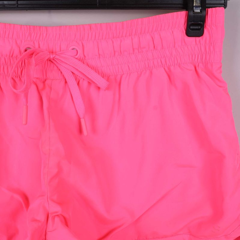 Detaljbild av midja och dragsko på rosa shorts