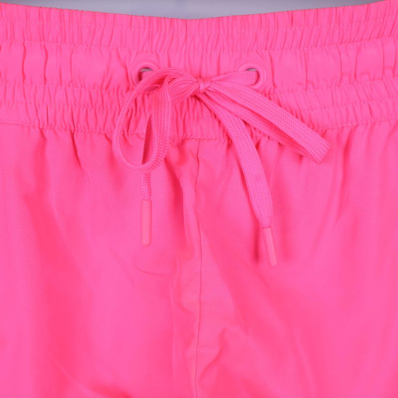 Nära på midjejustering och snörning på sportshorts