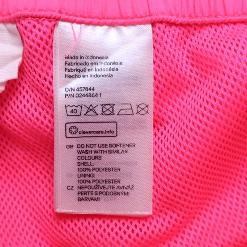 Materiallapp visar 100% polyester och tvättråd