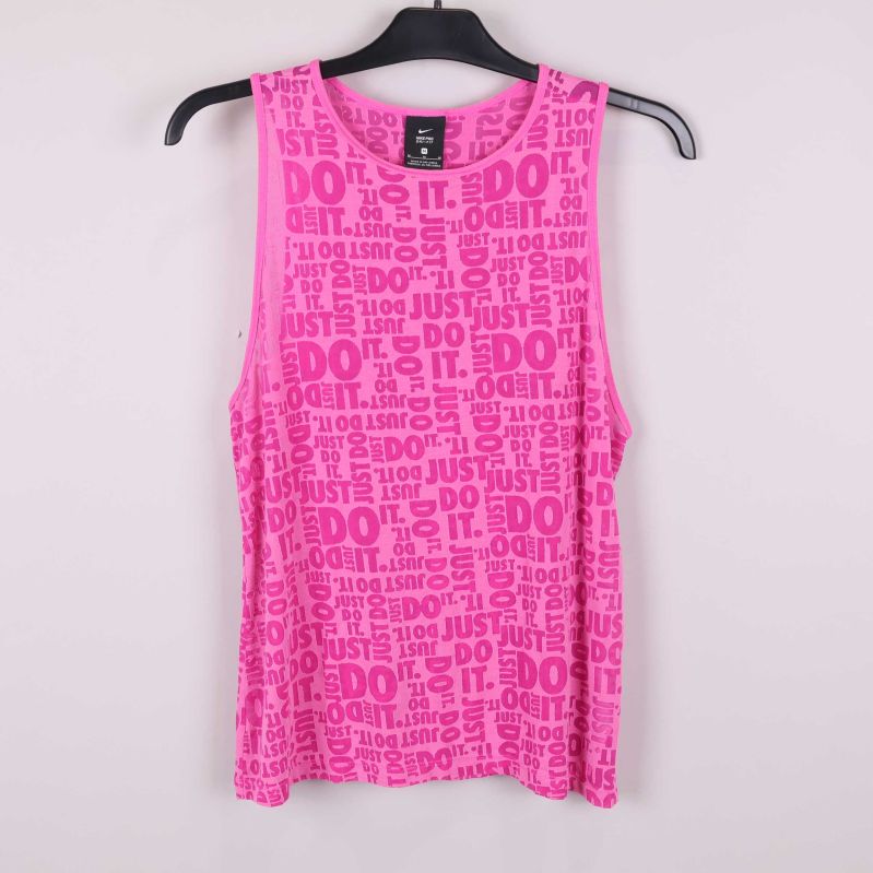 Framsida av rosa linne med Just Do It-tryck