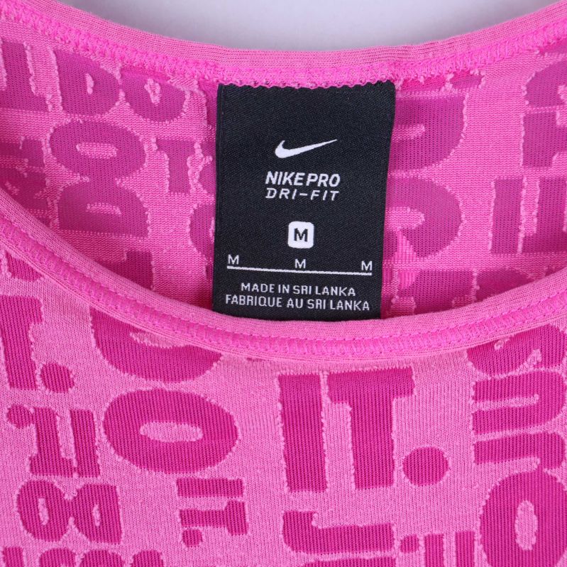 Närbild på linne med Nike Pro Dri-FIT M-märkning