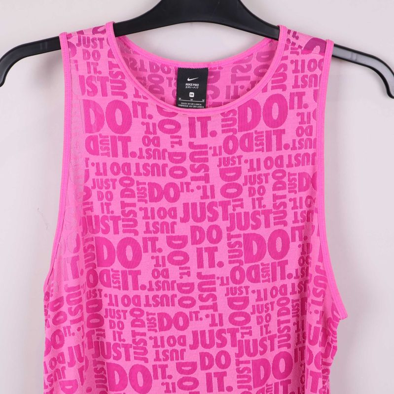 Överdel av linne med rosa textmönster och rund hals