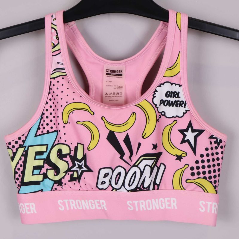 Framsidan av sport-bh med tryckt text och motiv