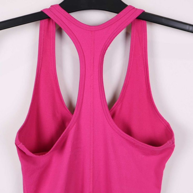 Detalj: vit Nike-logotyp