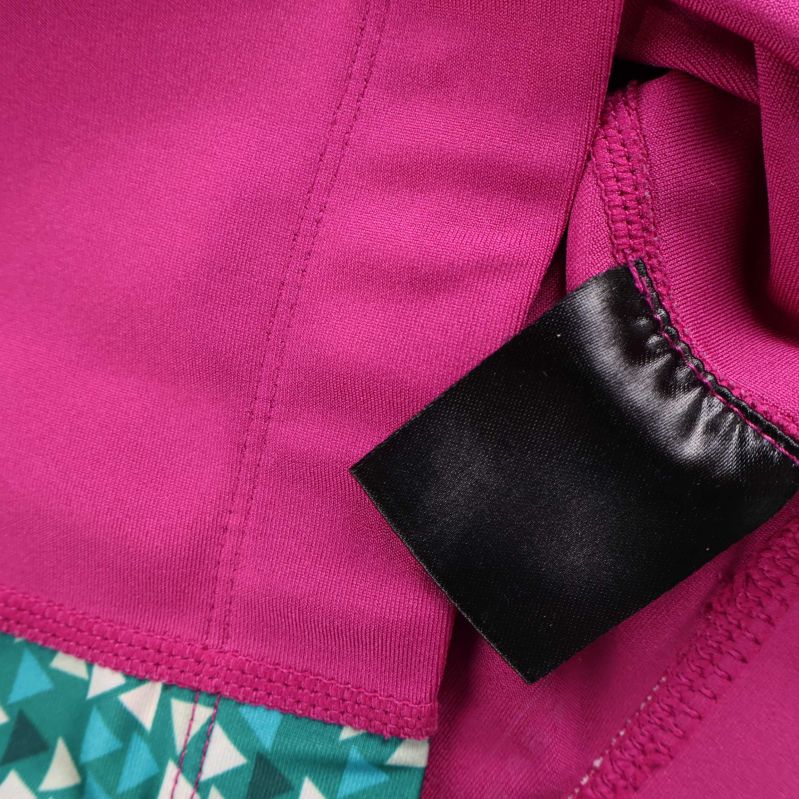 Söm- och etikettdetalj på insida