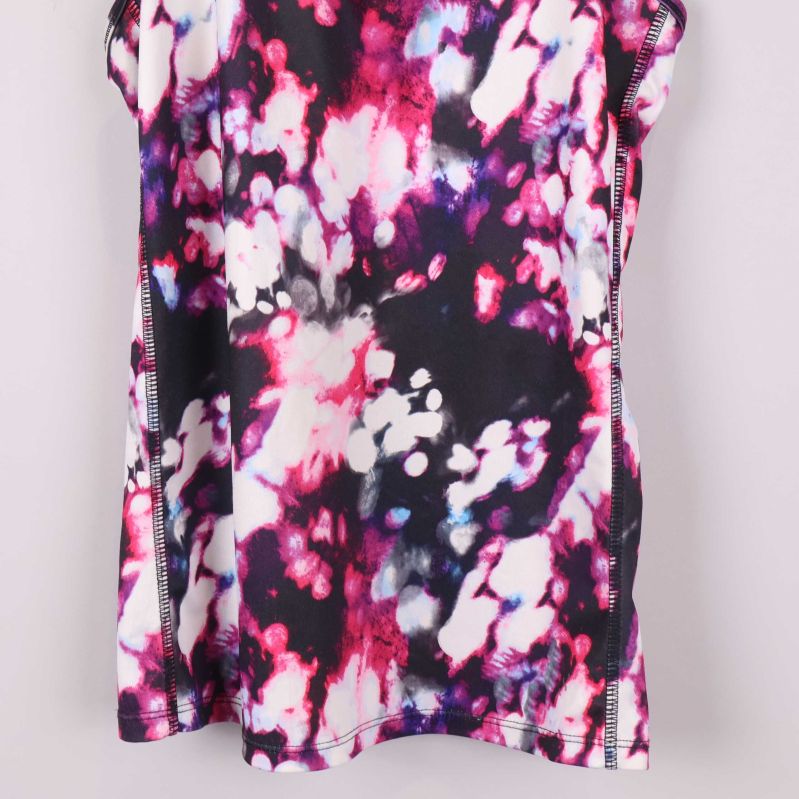 Det färgstarka tyget visas