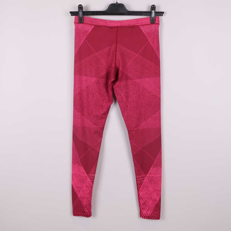 Baksida av rödrosa grafiska Nike tights på galge